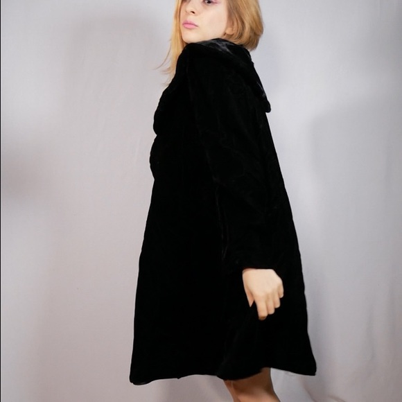 Volup Vintage Black Velvet Jacket
Green Lining Circa 1960s - Picture 6 of 11